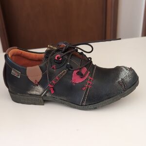 TMA Eyes Leather Lace-Up Shoes with Red Accents